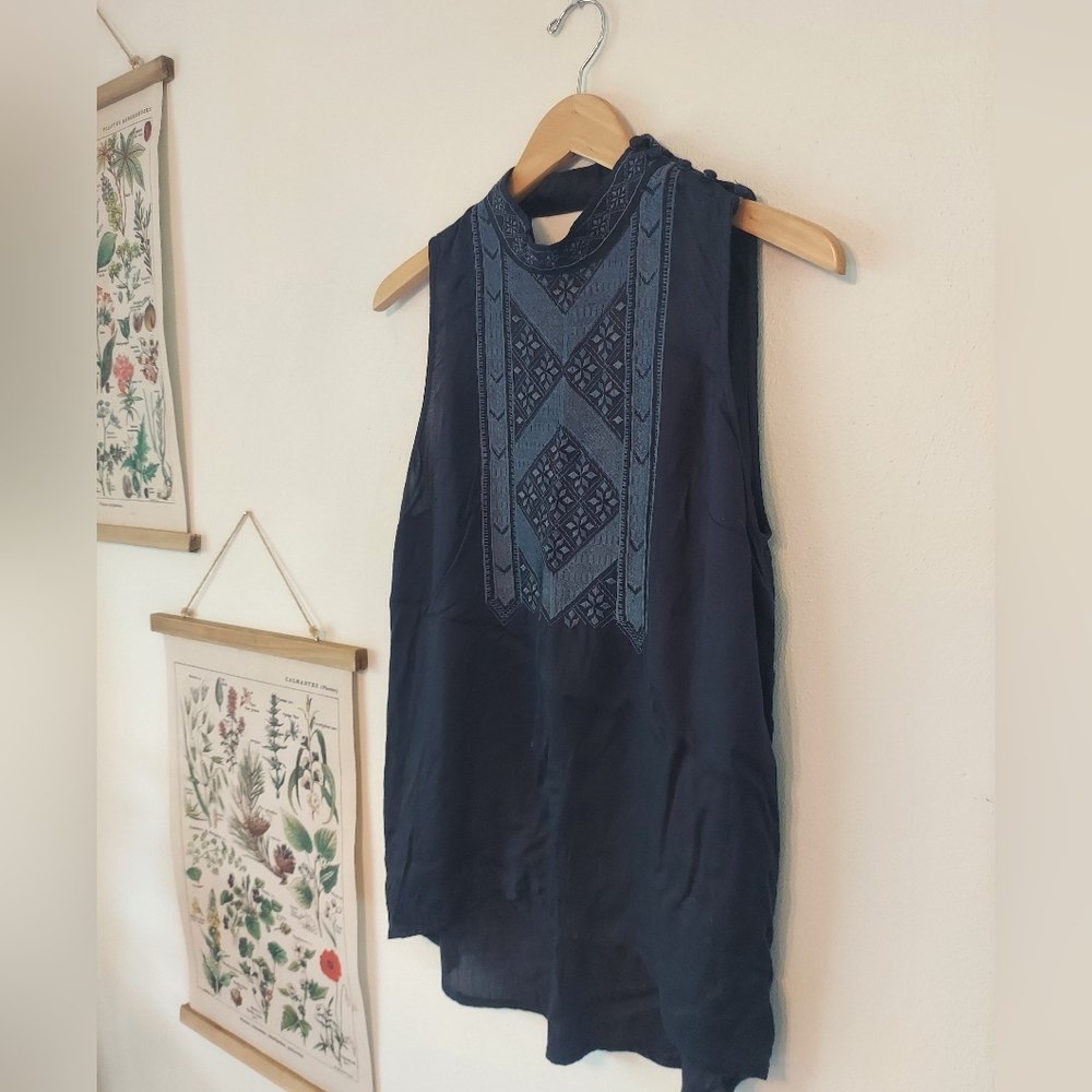 Les Siennes - Large - Embroidered Navy Sleeveless Top